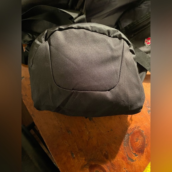 NEW MINT & UNUSED “SWISS GEAR” NYLON 20” DUFFLE GYM & TRAVEL BAG SWISS ARMY BAG - Picture 2 of 14